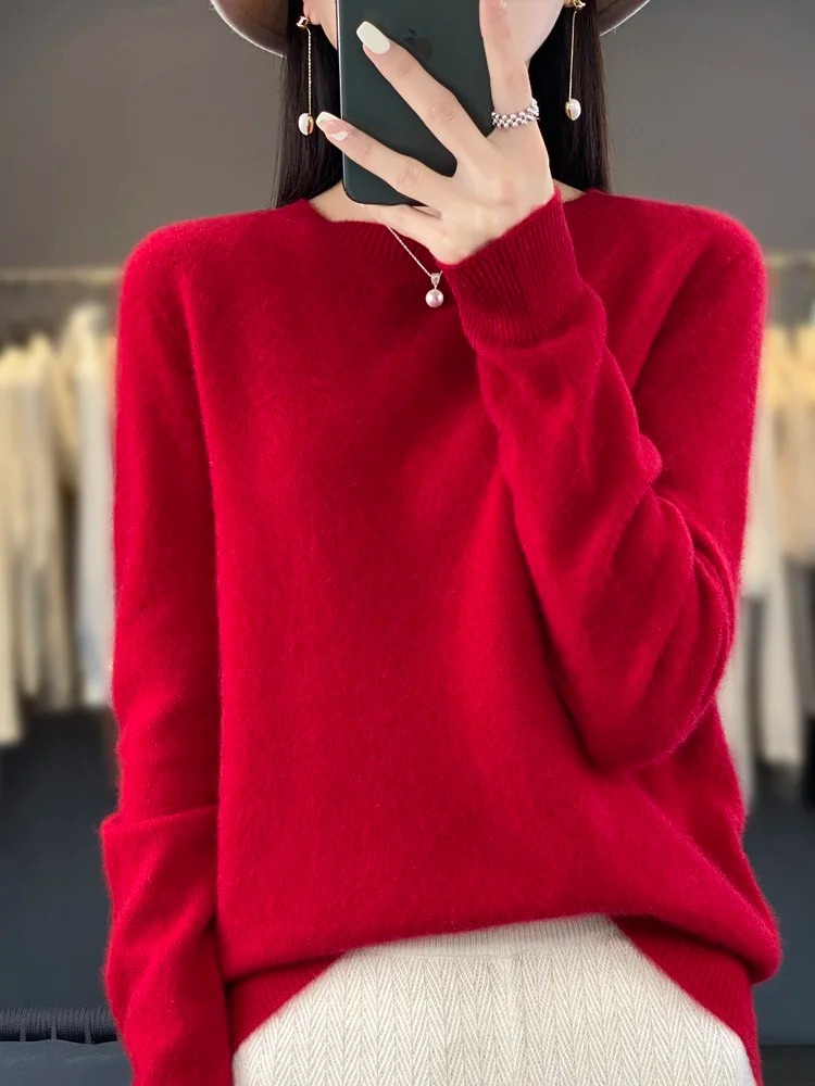 Roter Strickpullover mit rundem Ausschnitt und klassischem Design