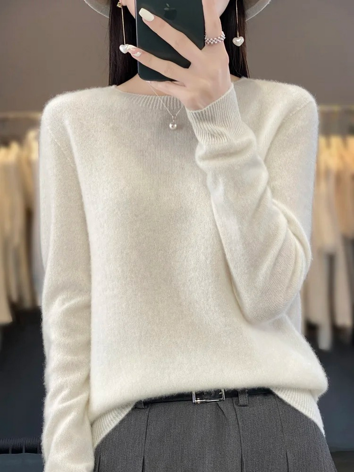 Elfenbeinfarbener Strickpullover mit rundem Ausschnitt und weichem Finish