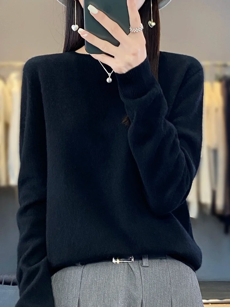 Schwarzer Strickpullover mit rundem Ausschnitt und klassischem Schnitt