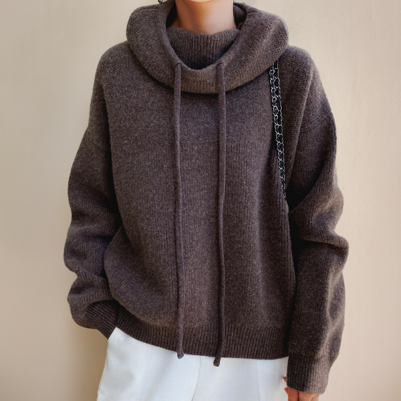Taupefarbener Strickhoodie mit hohem Schalkragen und Kordelzug