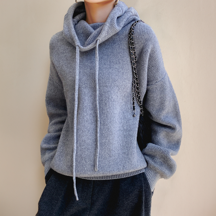 Hellgrauer Strickpullover mit Kapuze und dicker Rippstruktur