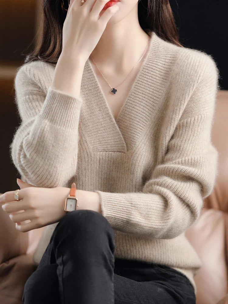 Beiger Cashmere-Pullover mit tiefem V-Ausschnitt und Rippstrick