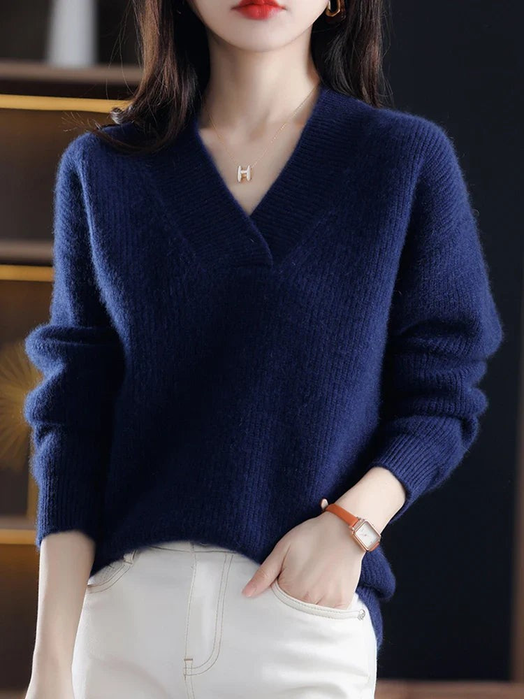 Dunkelblauer Strickpullover mit V-Ausschnitt, schlichtes Design