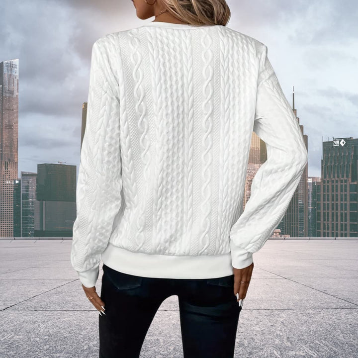 Rückansicht weißer Zopfstrick-Pullover mit strukturierter Optik