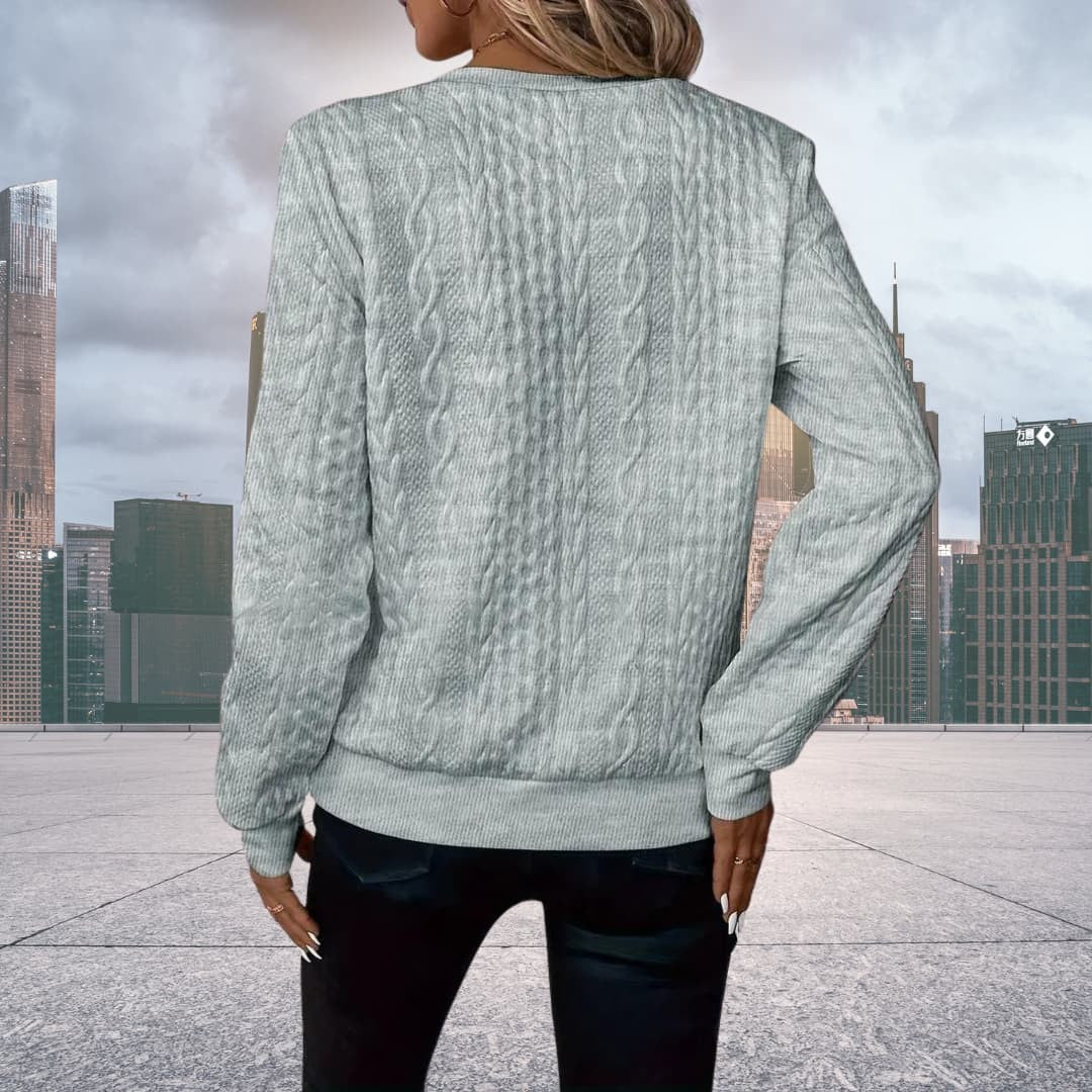 Grau melierter Pullover von hinten mit Kabelstrick-Textur