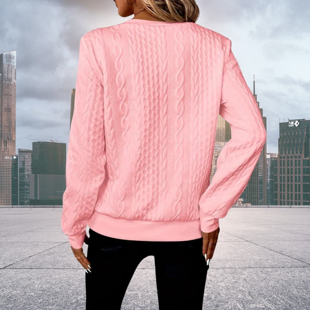 Rückansicht rosa Strukturpullover mit auffälligem Zopfmuster
