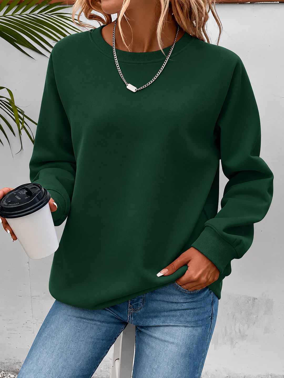 Dunkelgrünes Sweatshirt mit rundem Kragen und langen Ärmeln