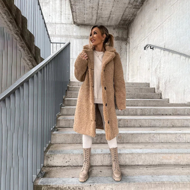 Beiger Teddyfell-Mantel mit Kapuze und Knopfleiste, kombiniert mit weißer Leggings