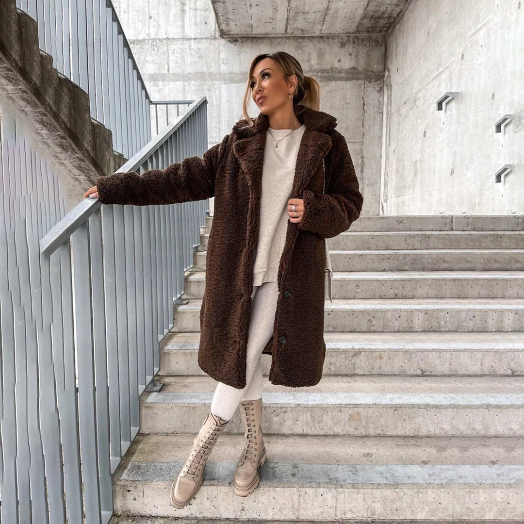 Dunkelbrauner Flauschmantel mit breitem Revers, getragen über hellem Sweatshirt