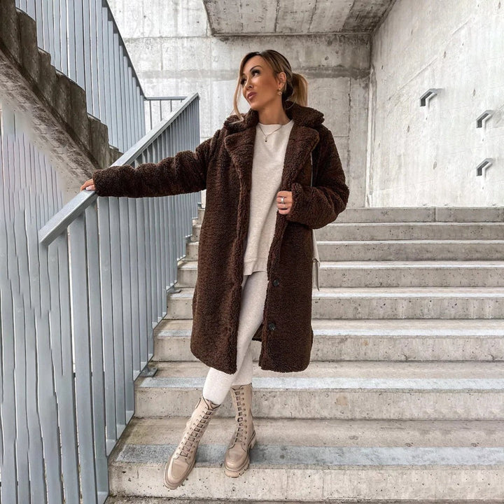Dunkelbrauner Flauschmantel mit breitem Revers, getragen über hellem Sweatshirt