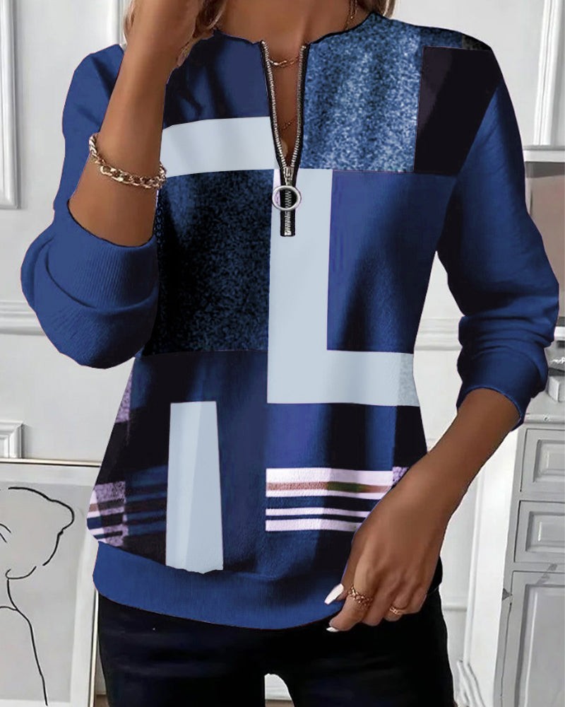 Pullover mit geometrischem Print in Blautönen und Kontrastnähten