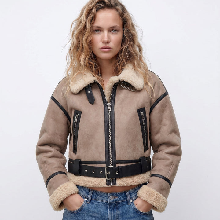 Beige Bomberjacke aus Lammfell mit schwarzen Lederbesätzen und Gürtel