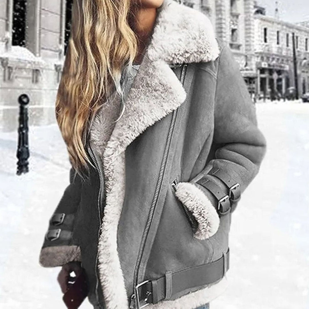 Graue Bikerjacke aus Wildleder mit kuscheligem Lammfellfutter