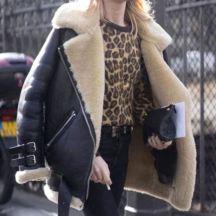 Schwarze Lederjacke mit beigem Lammfell-Futter und asymmetrischem Reißverschluss