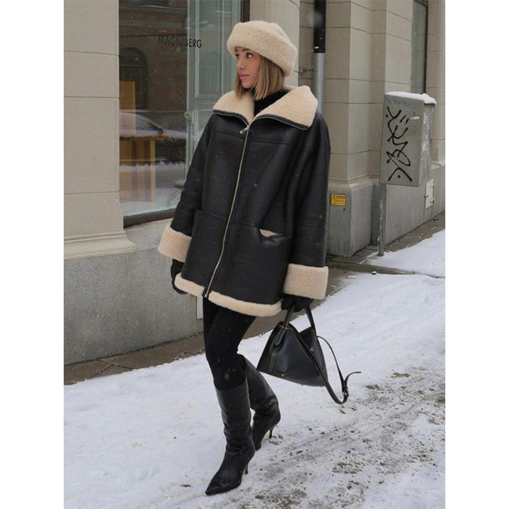 Schwarzer Lammfellmantel mit cremefarbenem Teddyfutter im winterlichen Streetstyle-Look