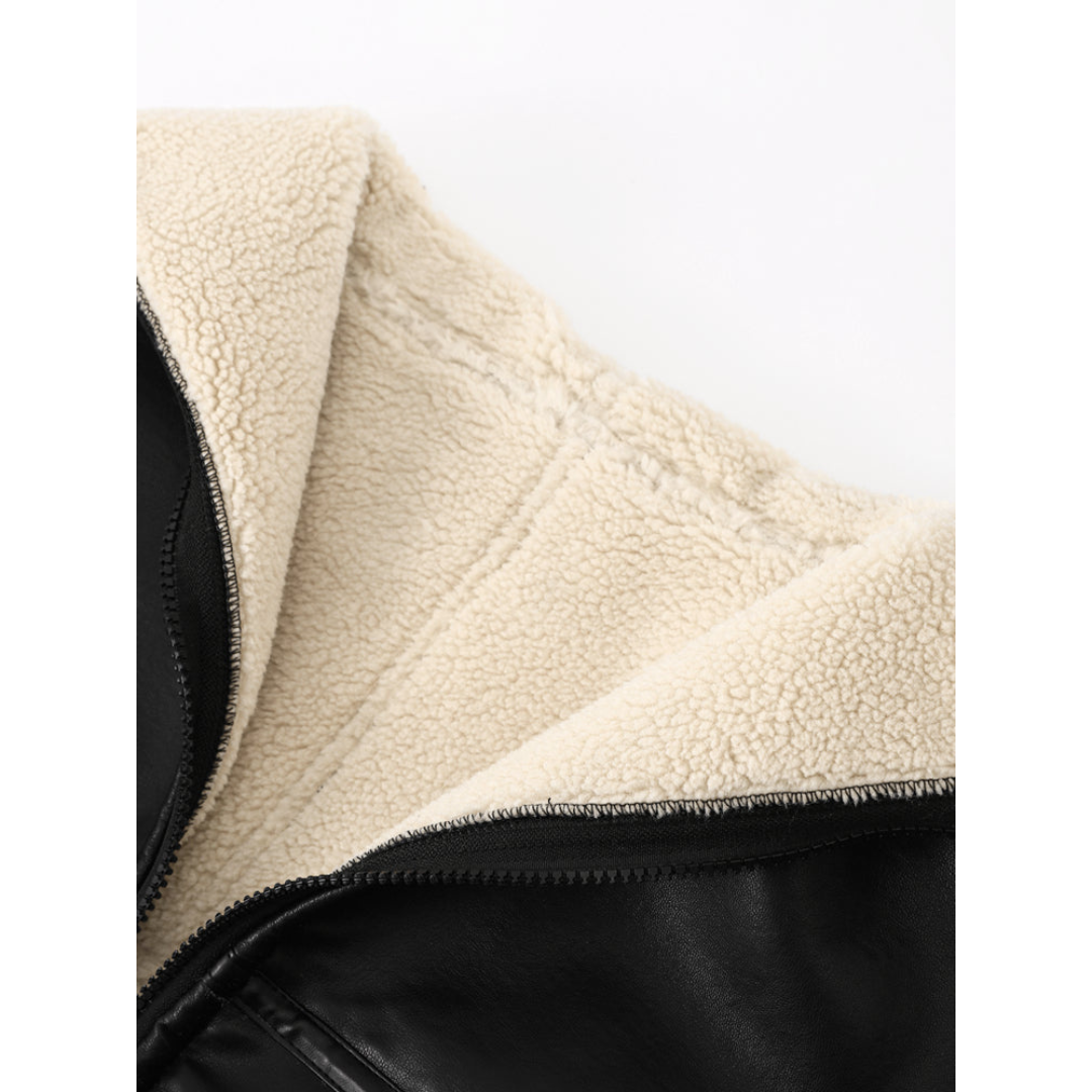 Nahaufnahme des Reißverschlusses mit flauschigem Teddyfell-Innenfutter in Creme