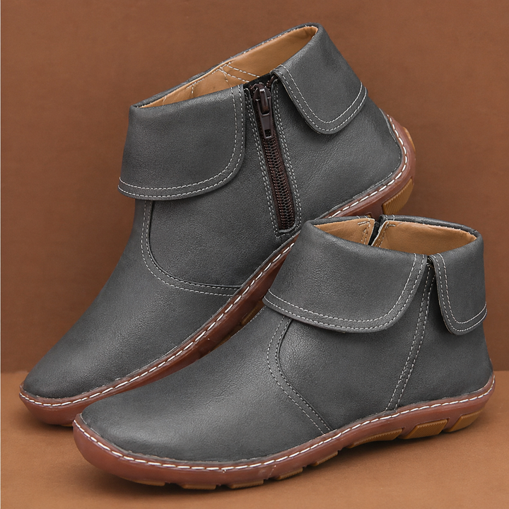 Graue Leder-Stiefelette mit Umschlagmanschette, Reißverschluss und flexibler Sohle