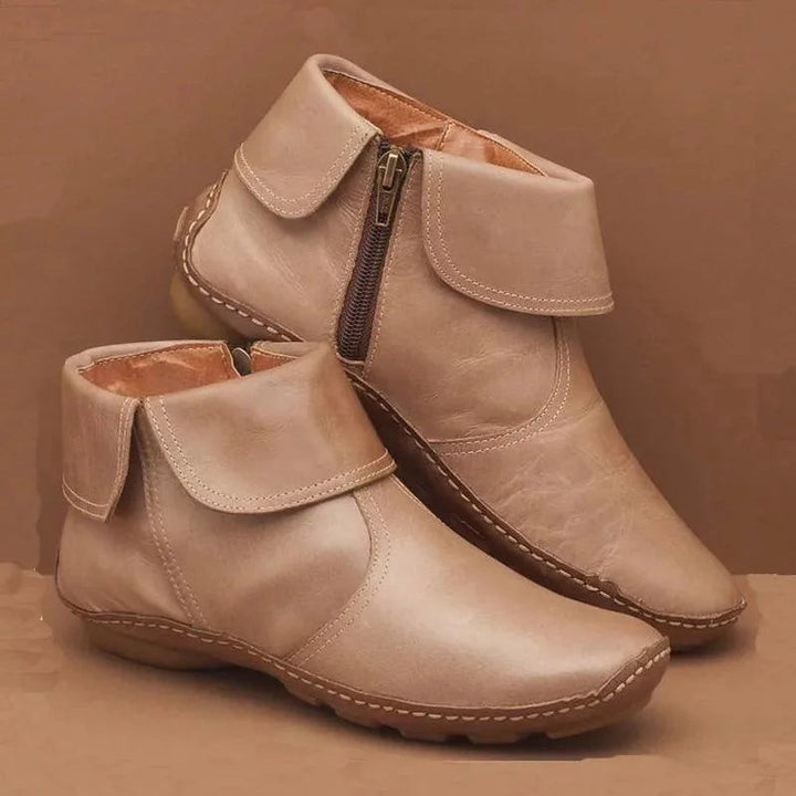 Beige Lederstiefelette mit Umschlagdesign und seitlichem Reißverschluss