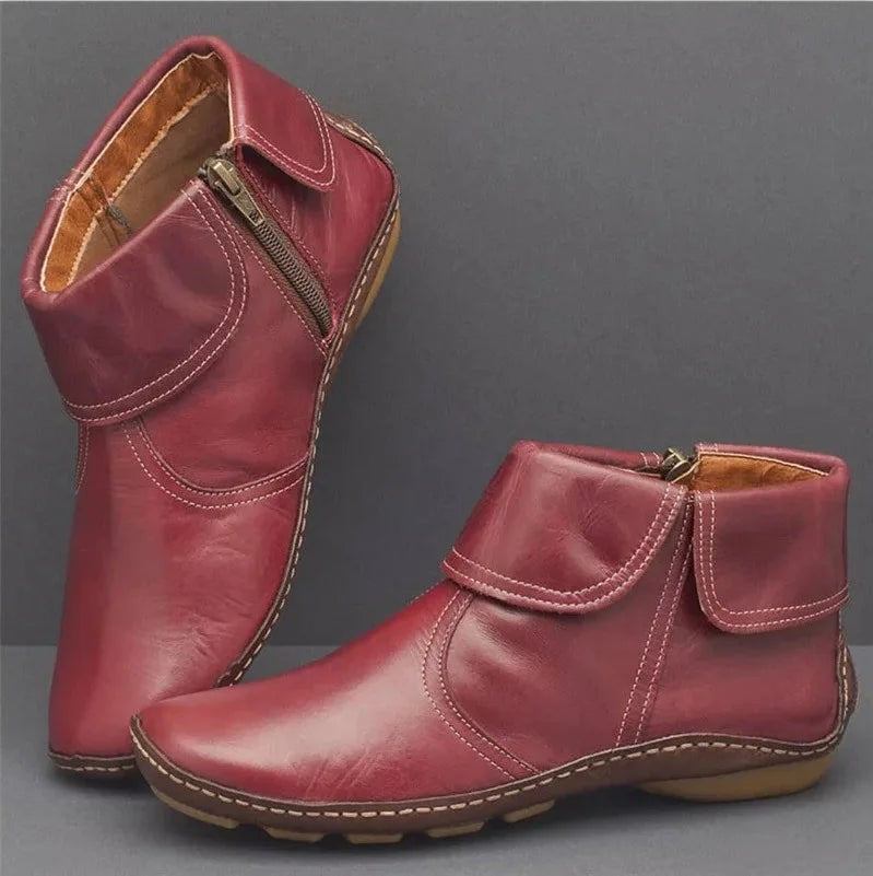 Weinrote Ankle Boots aus Leder mit Umschlagmanschette und Ziernaht