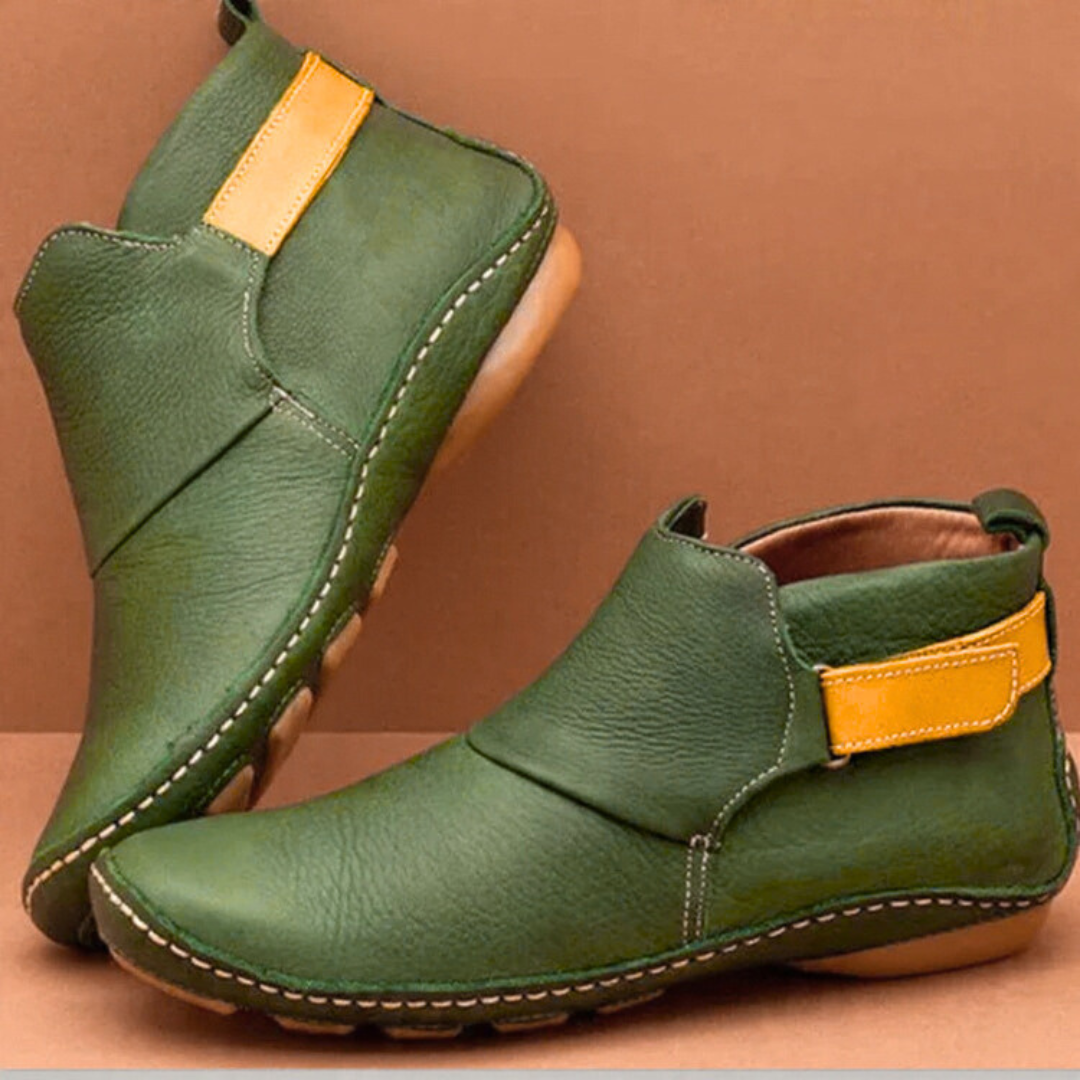 Grüne Leder-Stiefelette mit gelbem Riemen und handgenähter Sohle