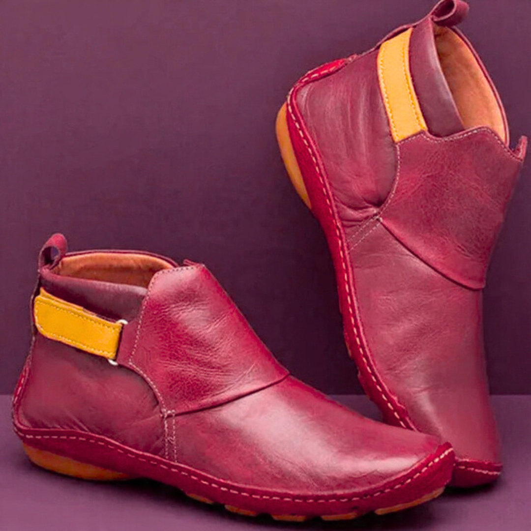Bordeauxrote Lederstiefelette mit gelbem Riemen und weicher Laufsohle