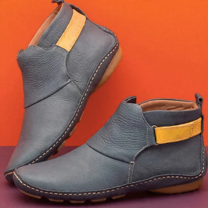 Graublaue Leder-Stiefelette mit gelbem Kontrastriemen und Ziernaht