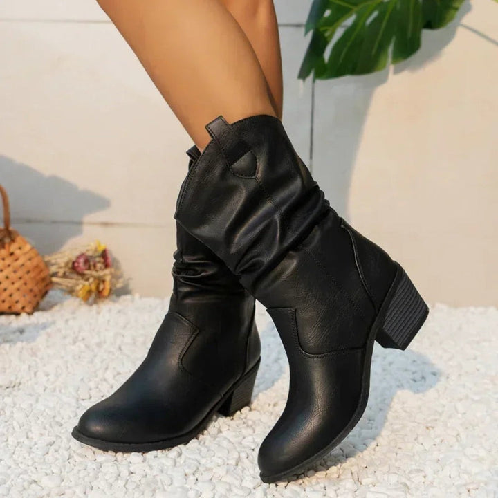Schwarze Slouch-Boots mit V-Ausschnitt am Schaft und rundem Zehenbereich