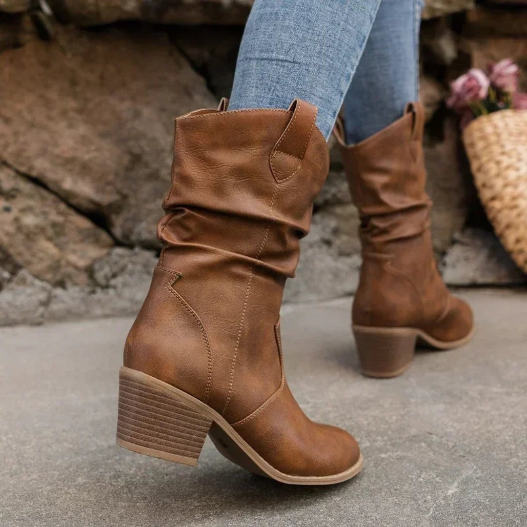 Braune Cowboystiefel von hinten mit Ziernähten und Stapelabsatz