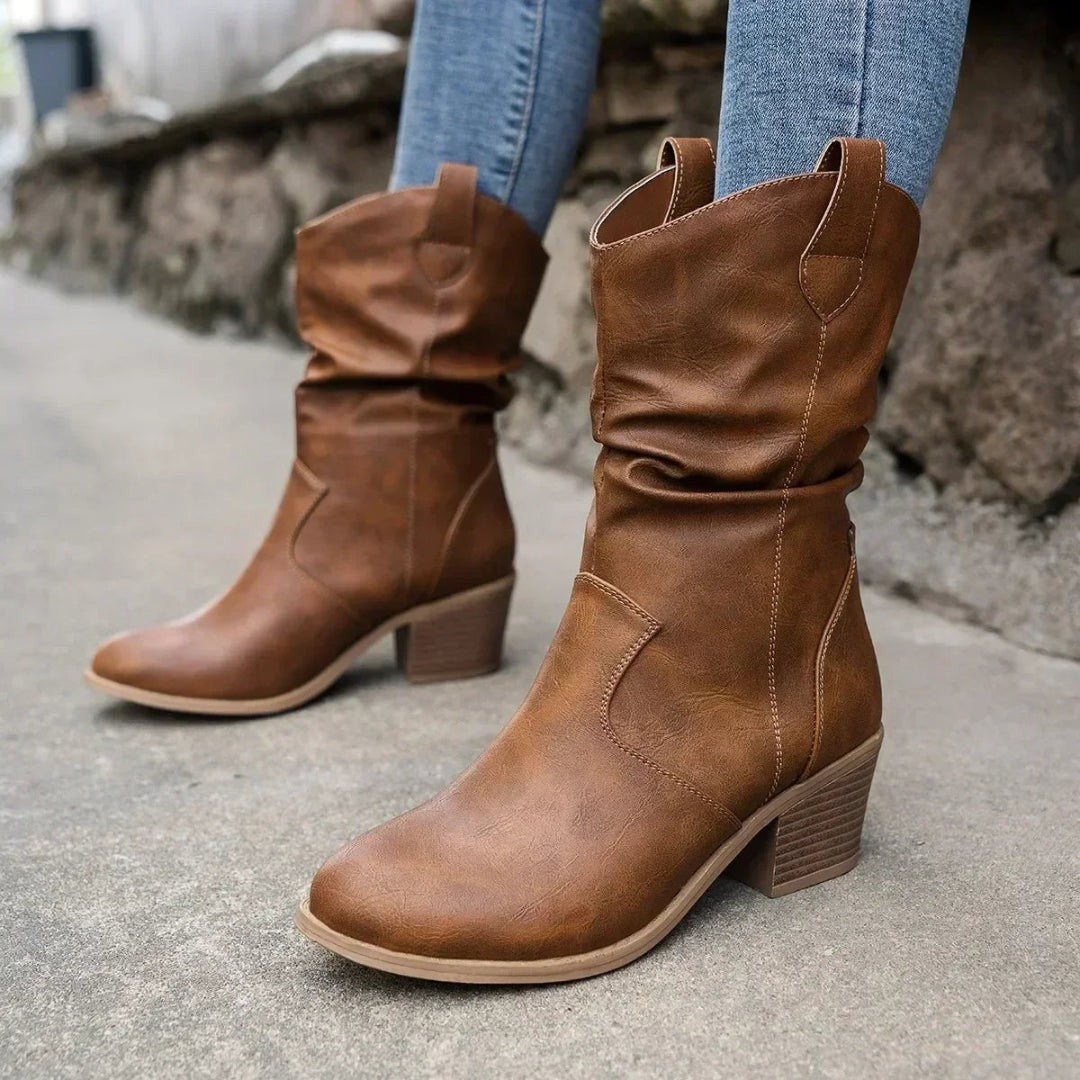 Cognacfarbene Slouch-Stiefel mit Ziehlaschen und Holzoptik-Absatz im Freien