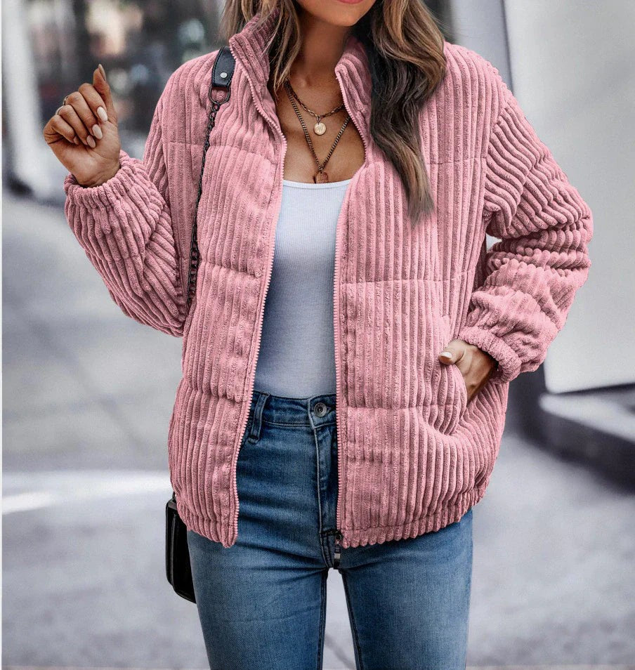 Rosa Cordjacke mit Stehkragen und Reißverschluss, lässig kombiniert mit Jeans