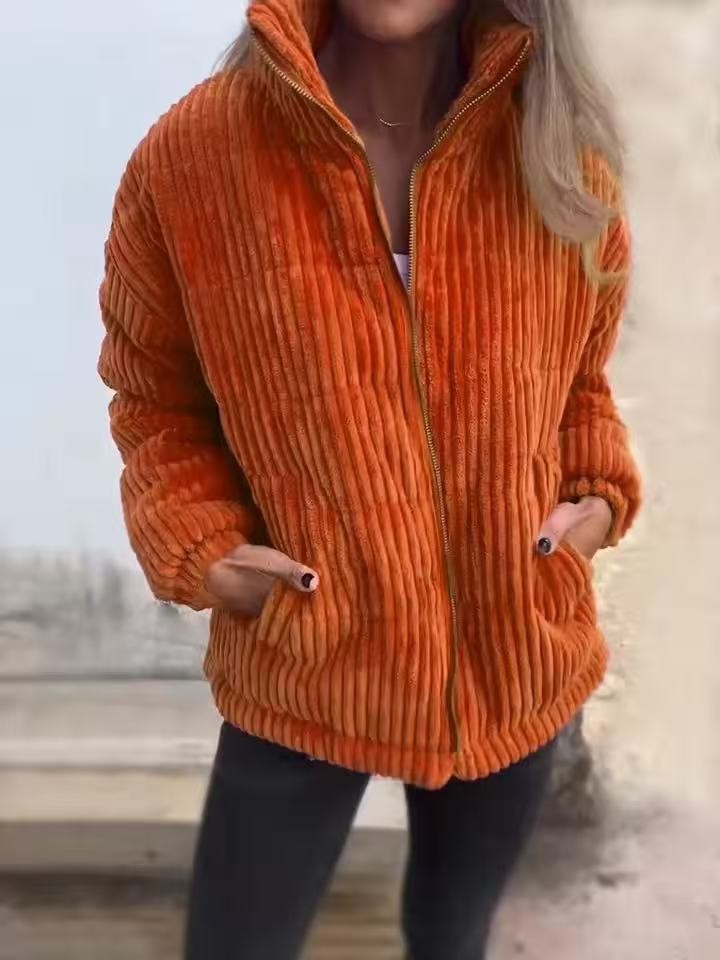 Orange Cordjacke mit Kapuze und Stehkragen, Rippstruktur in Nahaufnahme
