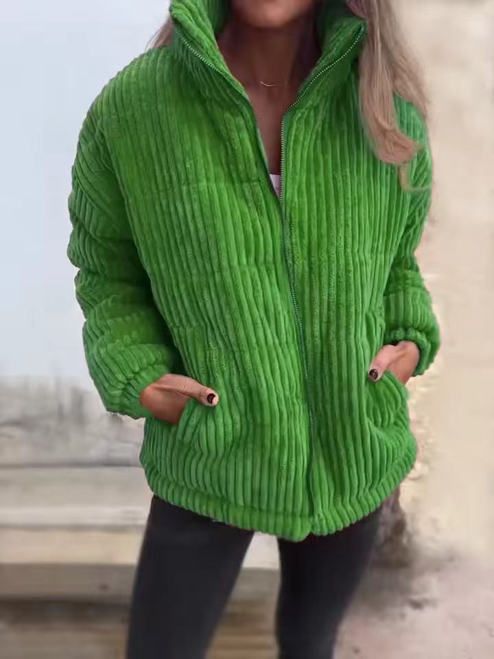 Grüne Cordjacke mit hohem Kragen und auffälliger Rippenoptik