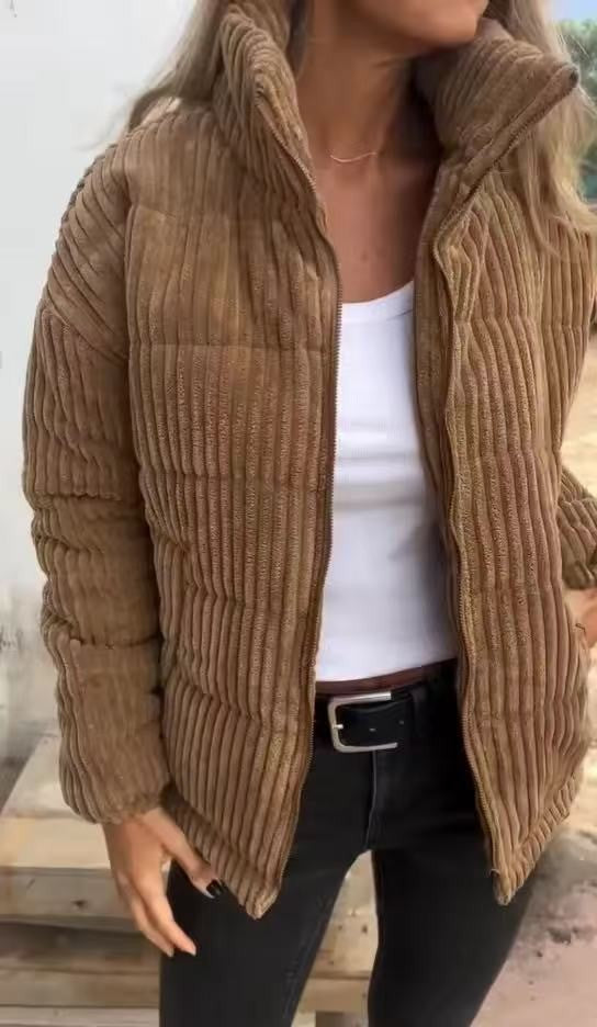 Beige Cordjacke mit Stehkragen, getragen über weißem Top