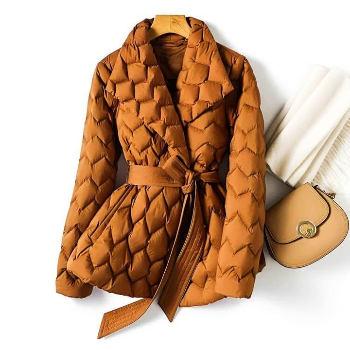 Camelfarbene Steppjacke mit Bindegürtel und Wellensteppung, Schalkragen