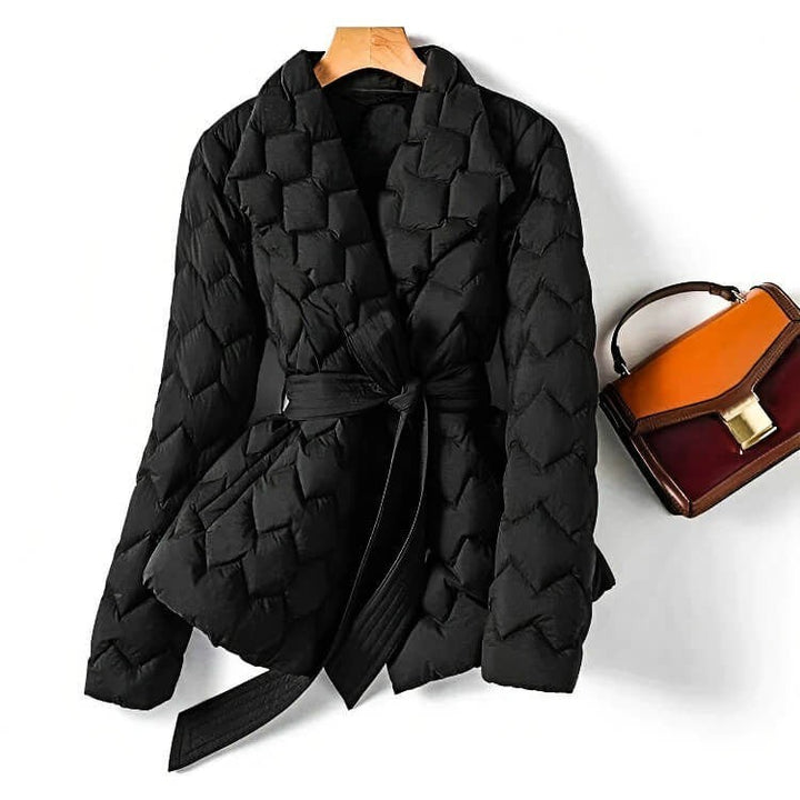 Schwarze Steppjacke mit Bindegürtel, Schalkragen und Rautensteppung