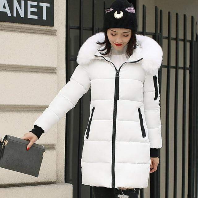 Weiße Winterjacke mit Kapuze und flauschigem Fellkragen, taillierter Schnitt