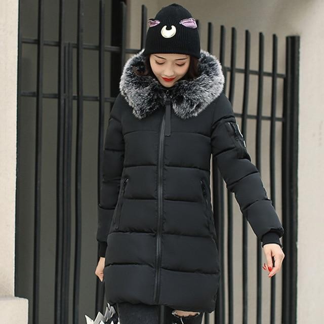 Schwarze Steppjacke mit grauem Fellkragen und Kapuze, langärmelig