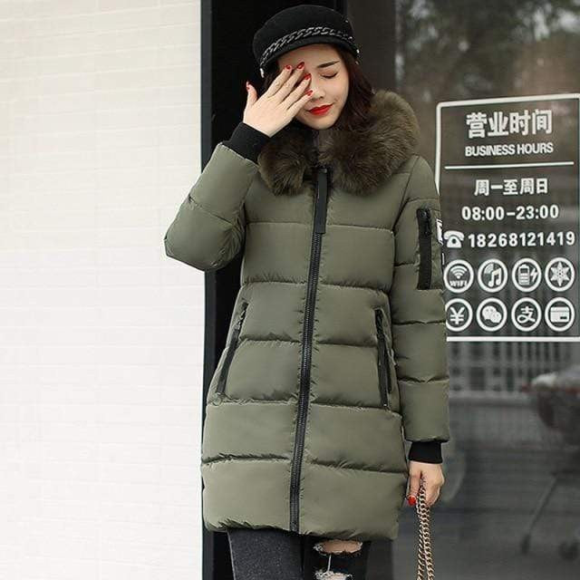 Olivgrüne Winterjacke mit braunem Fellkragen und Reißverschlusstaschen