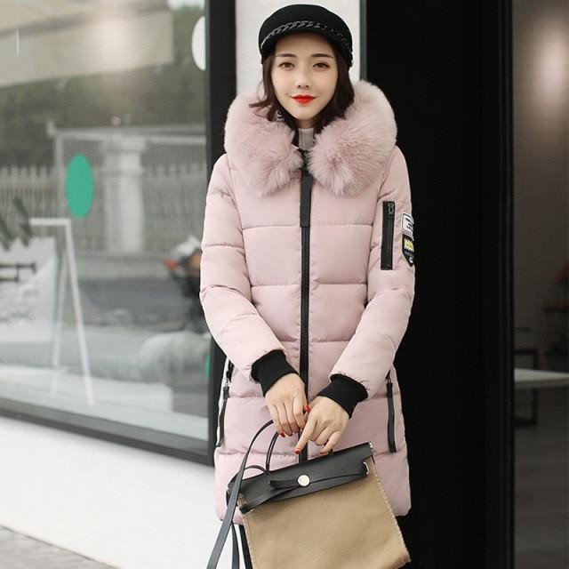 Rosa Winterjacke mit rosa Fellkragen und aufgesetzten Brusttaschen