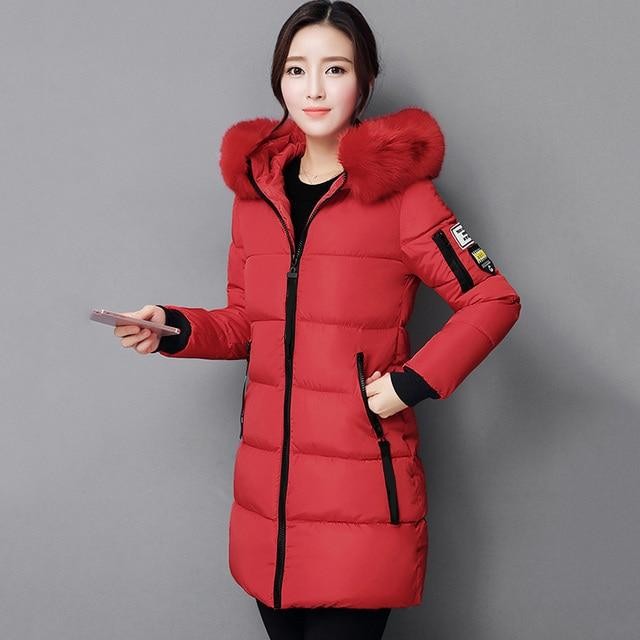 Rote Winterjacke mit passendem roten Fellkragen und Kapuze