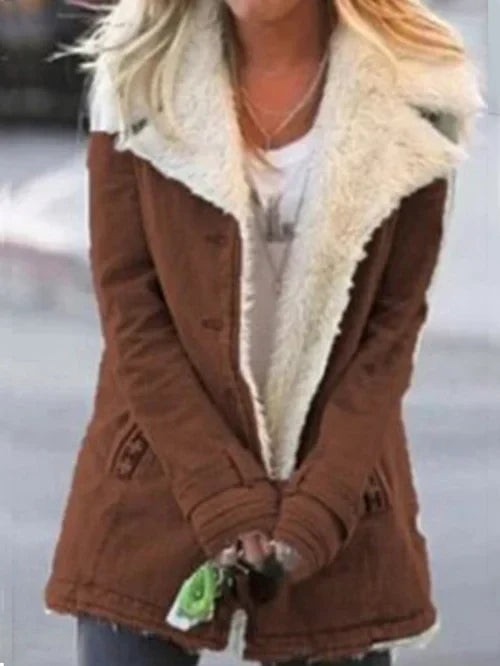 Brauner Wintermantel mit flauschigem Fellkragen und Taschen