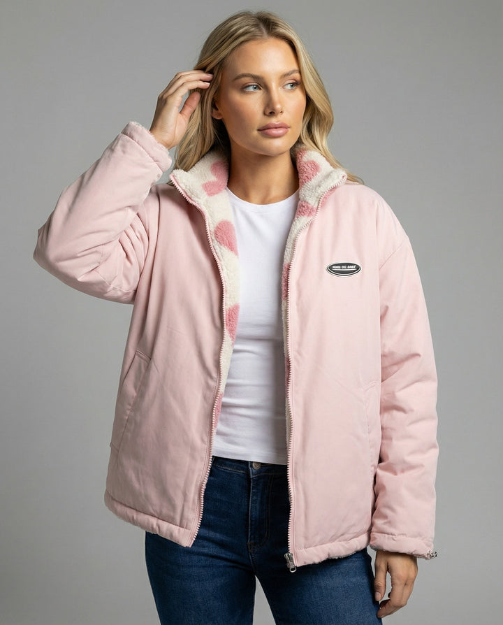 Rosa Winterjacke mit Herz-Fleecefutter, getragen mit weißem T-Shirt und Jeans