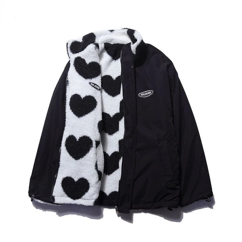 Wendejacke in Schwarz mit Herzmuster-Fleecefutter, offen ausgebreitet