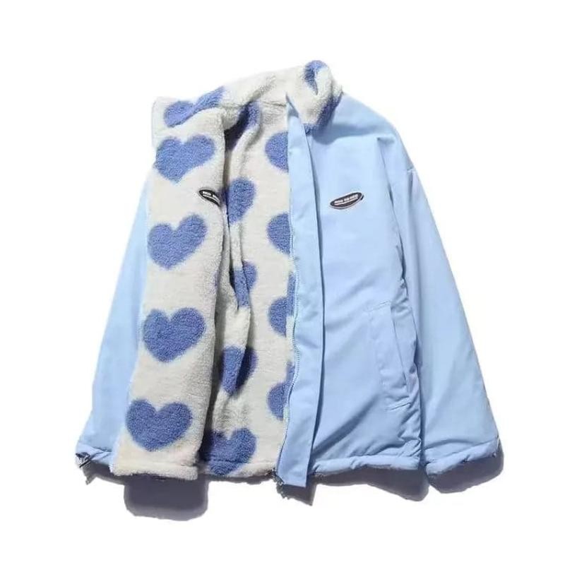 Hellblaue Wendejacke mit Herzmuster-Fleecefutter, offen präsentiert