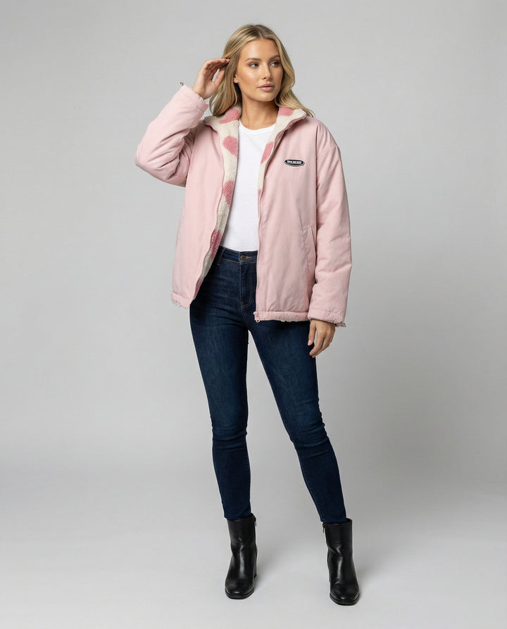 Wendbare Damenjacke in Rosa mit Sherpa-Herzmuster, kombiniert mit Skinny-Jeans
