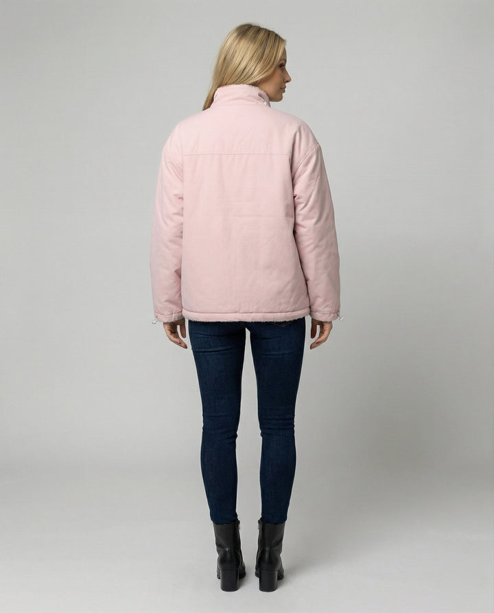 Rückansicht der rosa Winterjacke mit gefüttertem Stehkragen