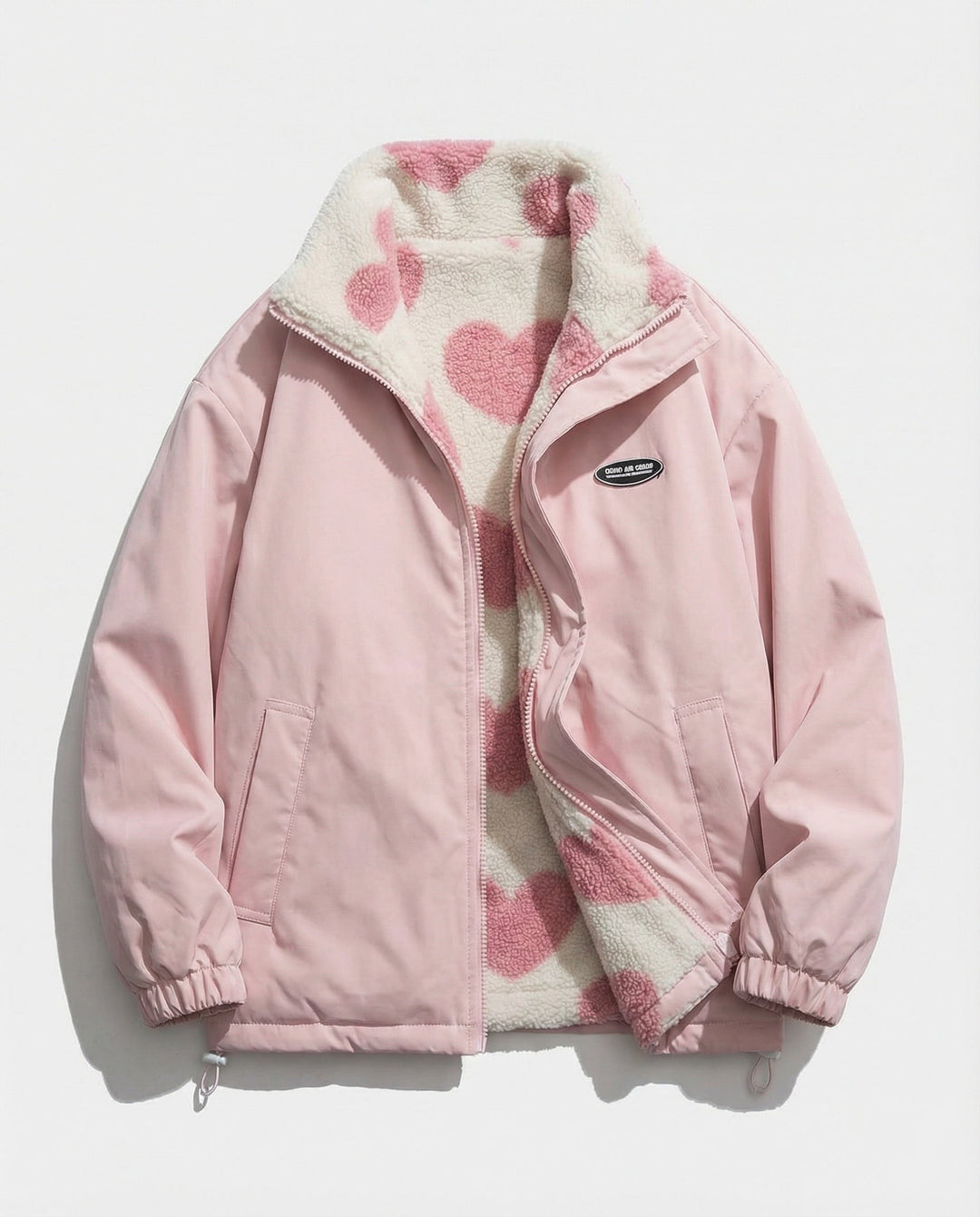 Ausgebreitete rosa Winterjacke mit Herzmuster-Innenfutter und Kapuzenkragen