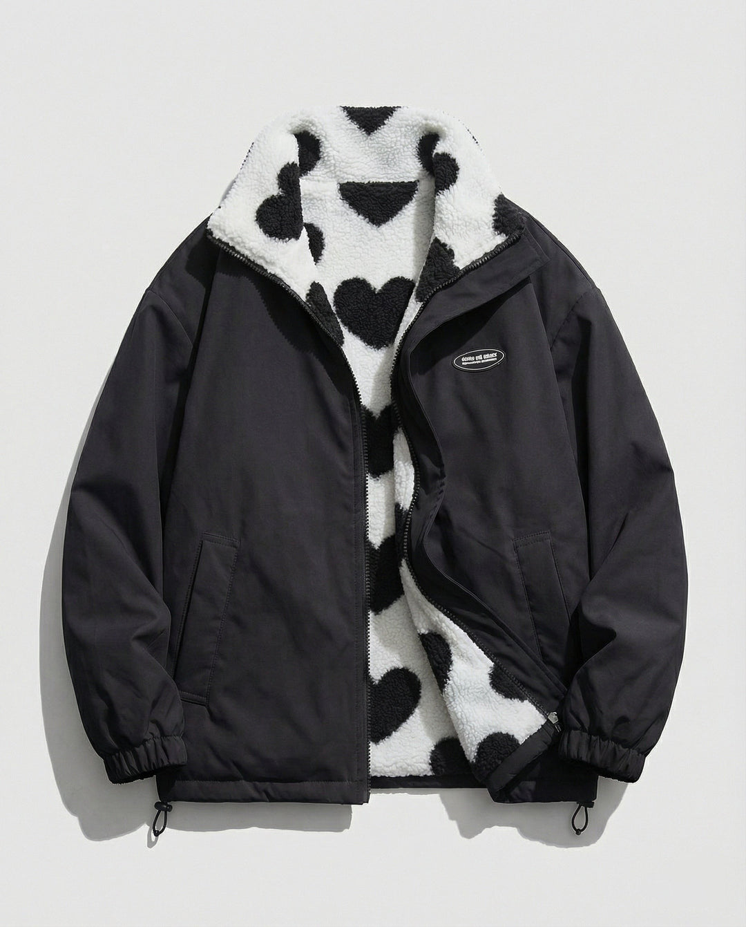Schwarze Winterjacke mit Herzmuster-Fleecefutter in Schwarz-Weiß