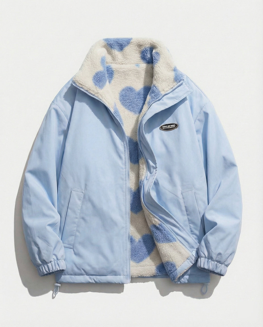 Hellblaue Winterjacke mit wärmendem Herz-Fleecefutter, flach ausgebreitet