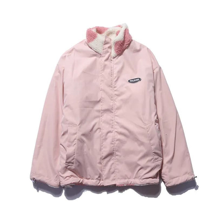 Zusammengefaltete rosa Winterjacke mit Herz-Sherpakragen und Logo-Patch